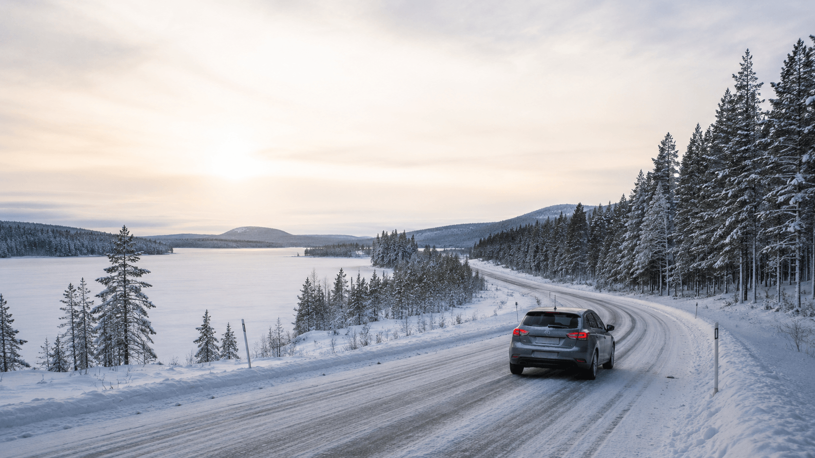 Talvinen roadtrip Suomessa. Auto ajamassa lumista tietä